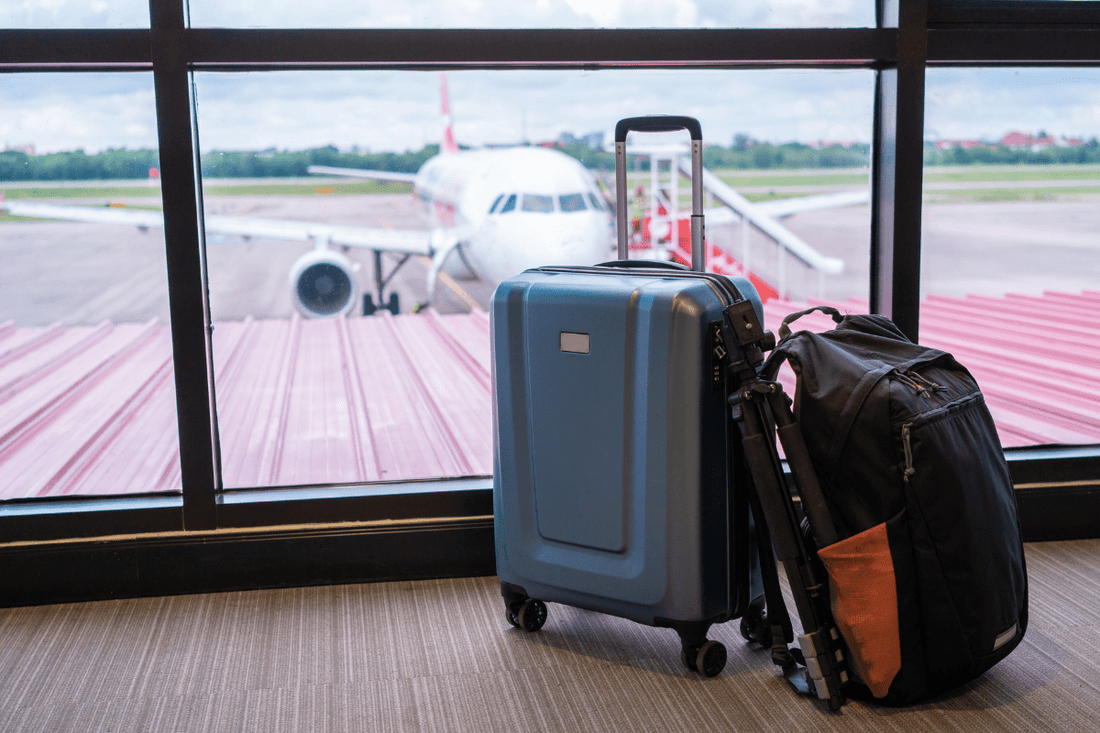 Feuchttücher Handgepäck? Koffer und Rucksack am Flughafen vor dem Boarding