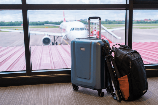 Feuchttücher Handgepäck? Koffer und Rucksack am Flughafen vor dem Boarding